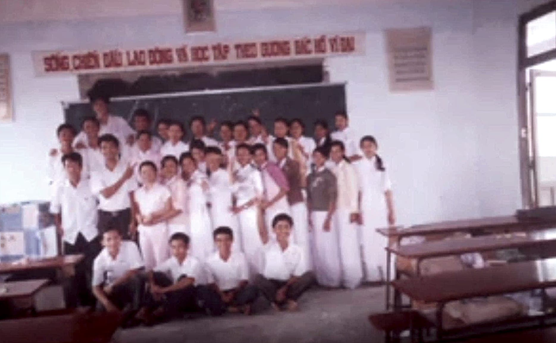 Ảnh tập thể lớp A5 chụp trong lớp học ngày xưa
